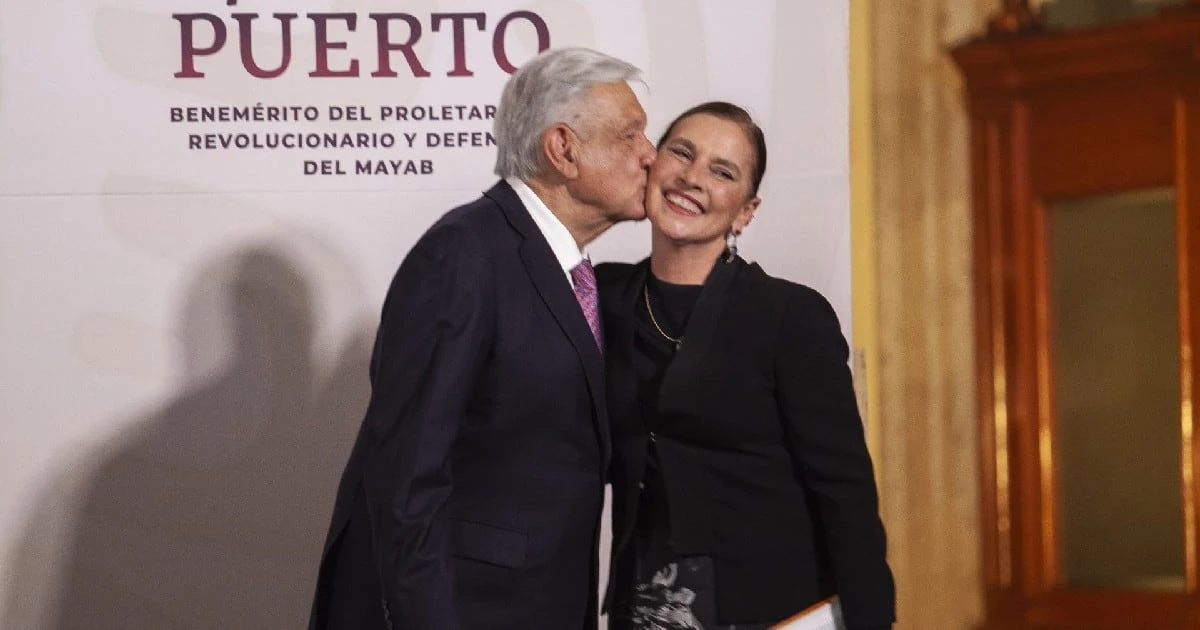 AMLO ‘reaparece’ en el Zócalo por dinámica de Beatriz Gutiérrez Müller en presentación en la FIL CDMX