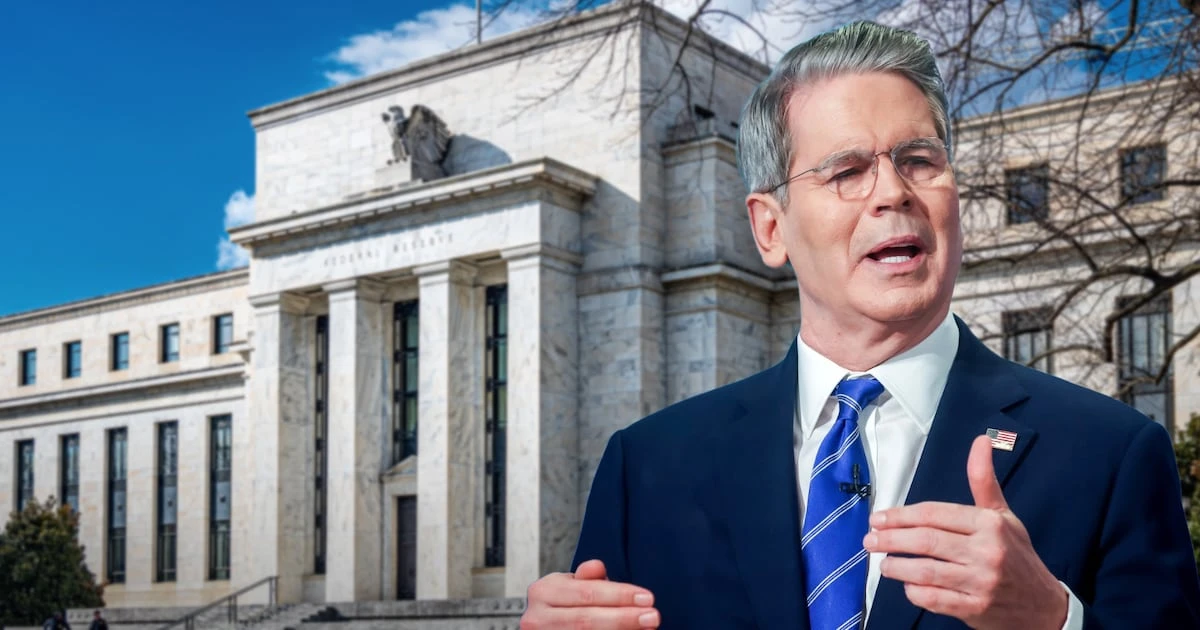 Scott Bessent ‘truena los dedos’ a la Fed: Pide recortar tasa en 150 puntos 
