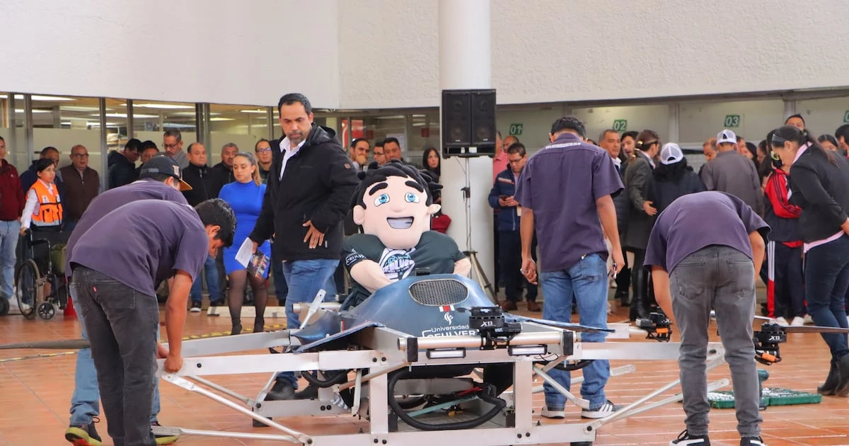 ⁠¡Ni los supersónicos ni Musk! Estudiantes presentan auto volador en Base Aérea de Santa Lucía