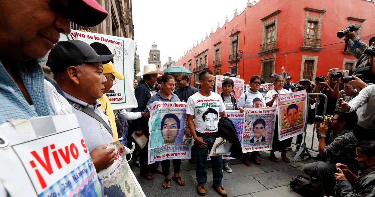 Padres de normalistas de Ayotzinapa rompen diálogo con AMLO; acusan al presidente de faltar a su promesa