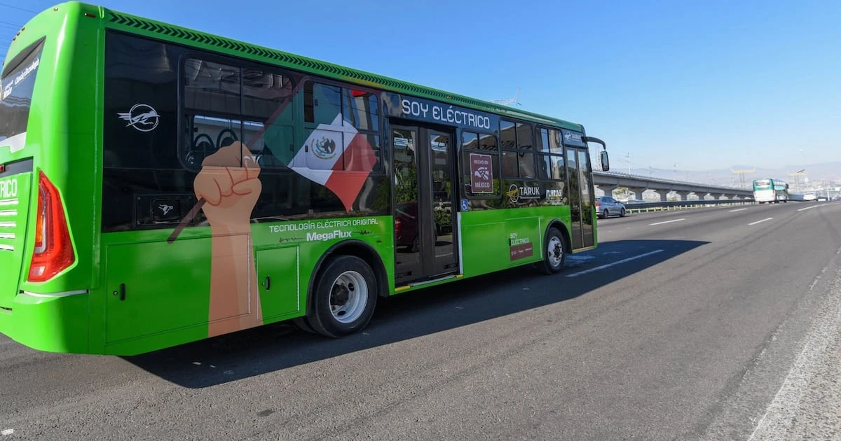 Ebrard celebra llegada de autobuses eléctricos Taruk, Hechos en México, al transporte público de Chetumal