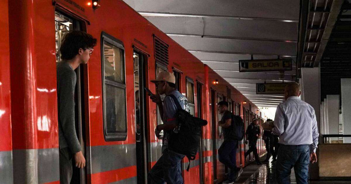 Que no te sorprendan ‘echando pasión’ en Metro CDMX: ¿Qué es una falta administrativa y cuáles son las multas?