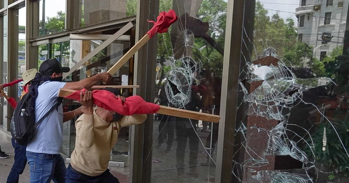 Con palos y piedras, CETEG irrumpe en la Torre Bienestar durante marcha de la CNTE