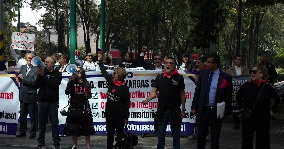 Protestan exjuzgadores por la falta de pago de indemnización