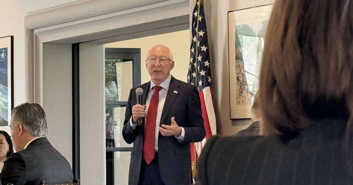 Ken Salazar da positivo a COVID y cancela visita a Mérida 