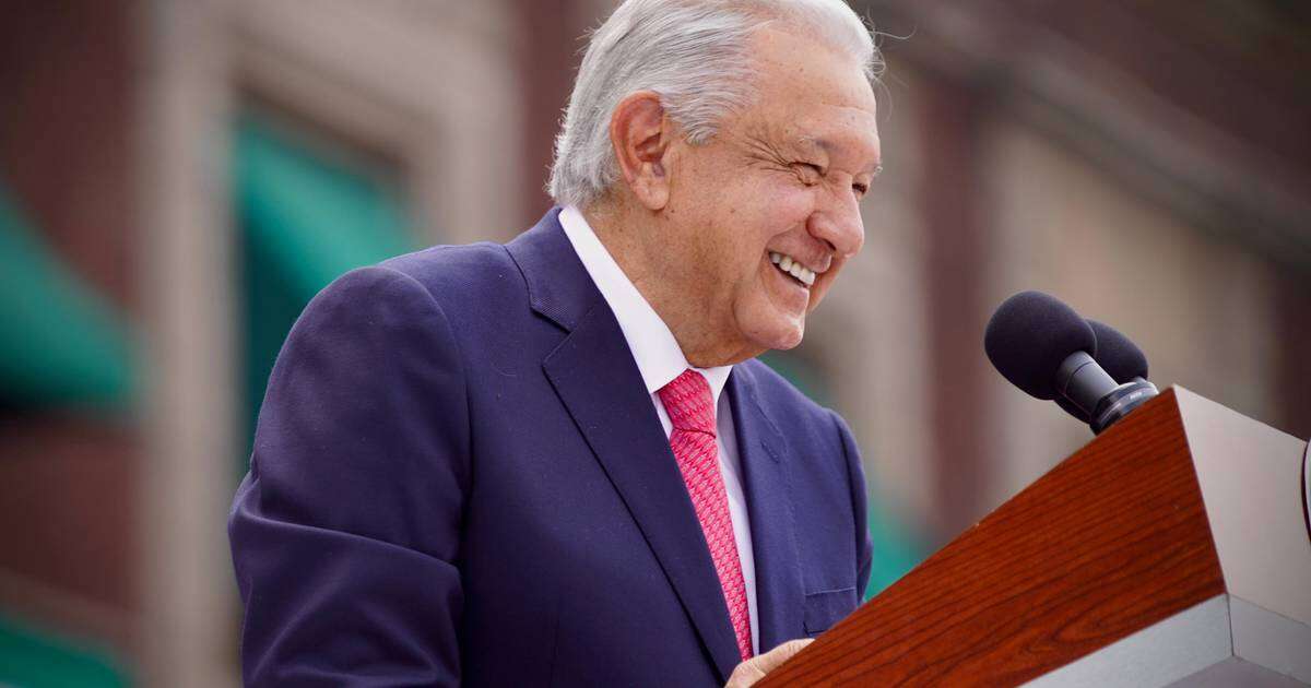 ‘Que los elija el pueblo’: AMLO realiza consulta a mano alzada en el zócalo sobre Reforma Judicial