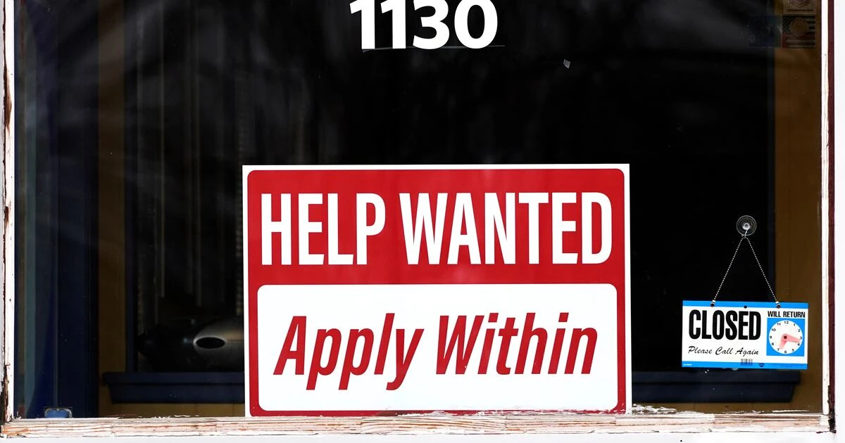 Solicitudes de ayuda por desempleo bajan en EU, antes de la ‘purga’ laboral de Trump