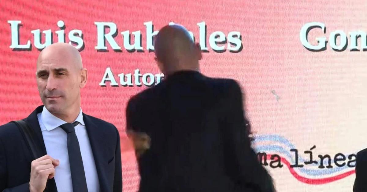 (VIDEO) ‘Sinvergüenza’: Así le lanzaron huevos a Luis Rubiales; esquivó 2, pero no el tercero