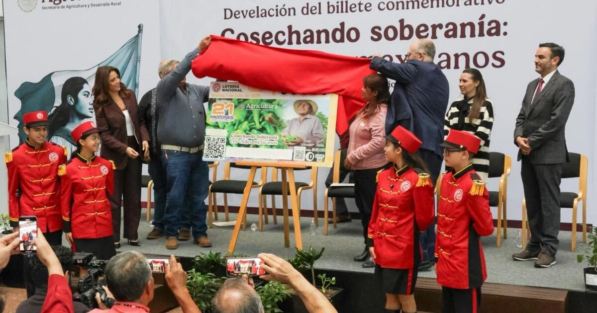 Develan billete de lotería en conmemoración de productores de chile