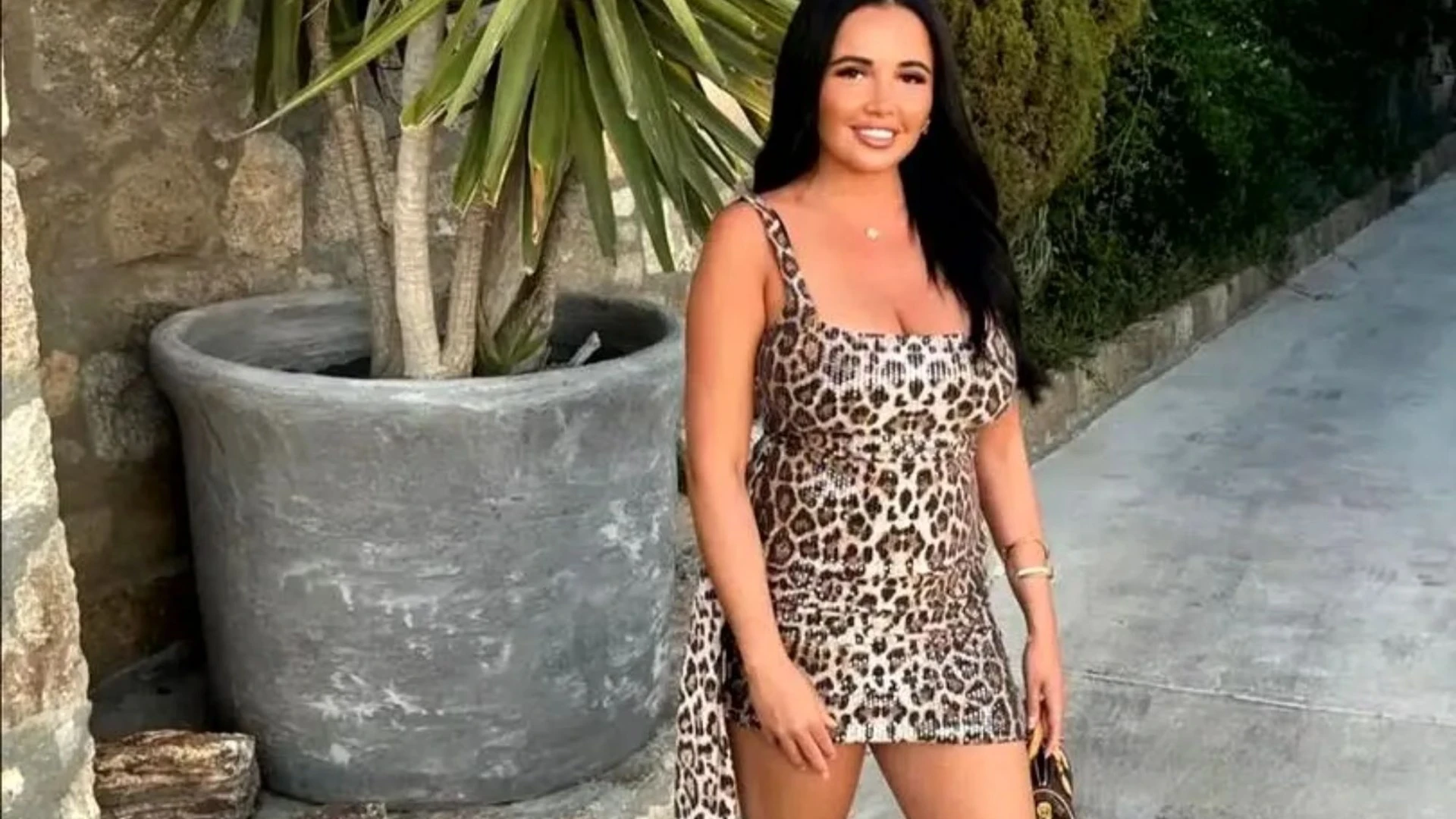 I ditched UK for Dubai, I go to beach clubs & Michelin star restaurants for free