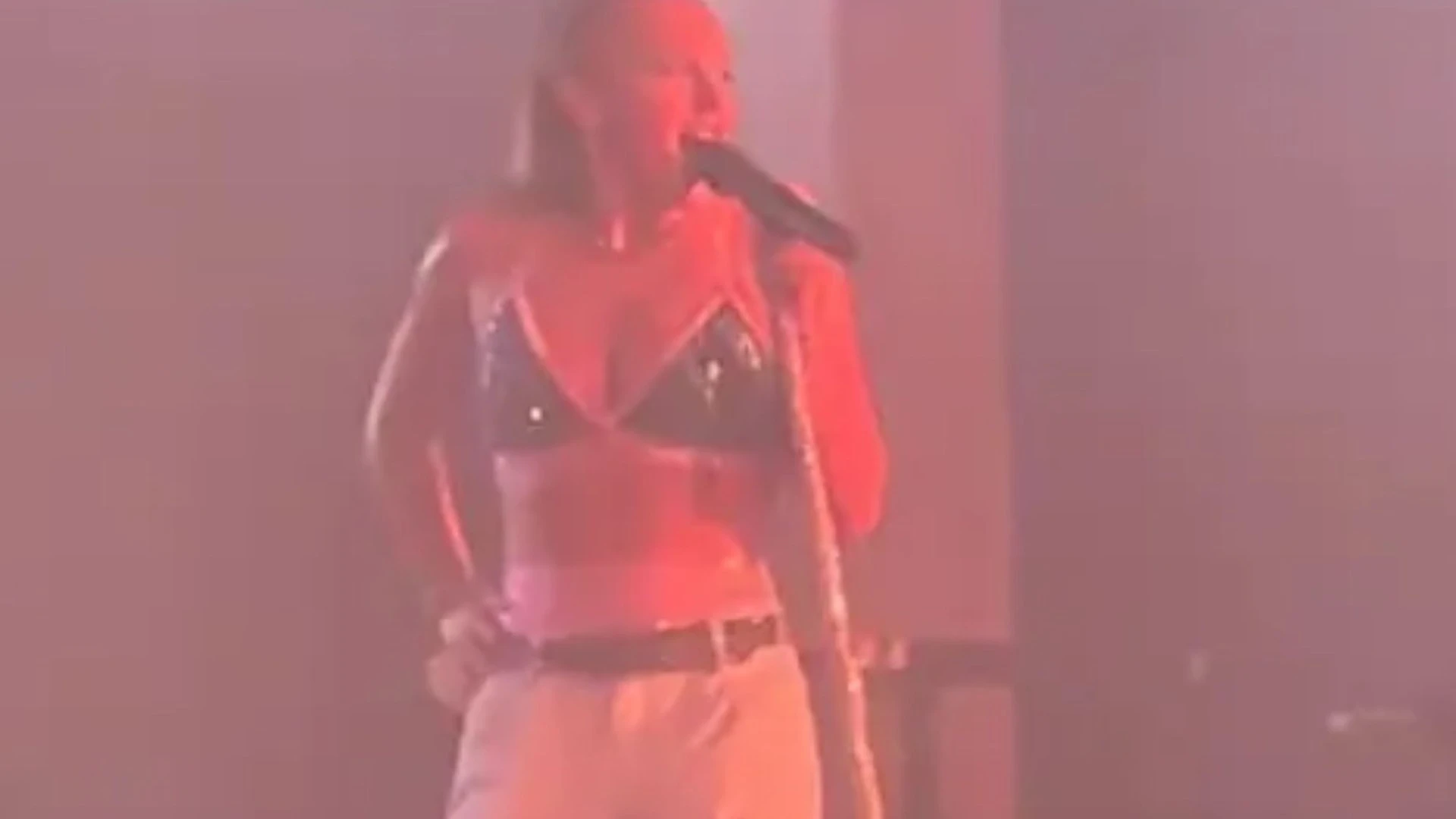 Watch a furious JoJo Siwa kick a fan out of her gig for ‘making fun of her’