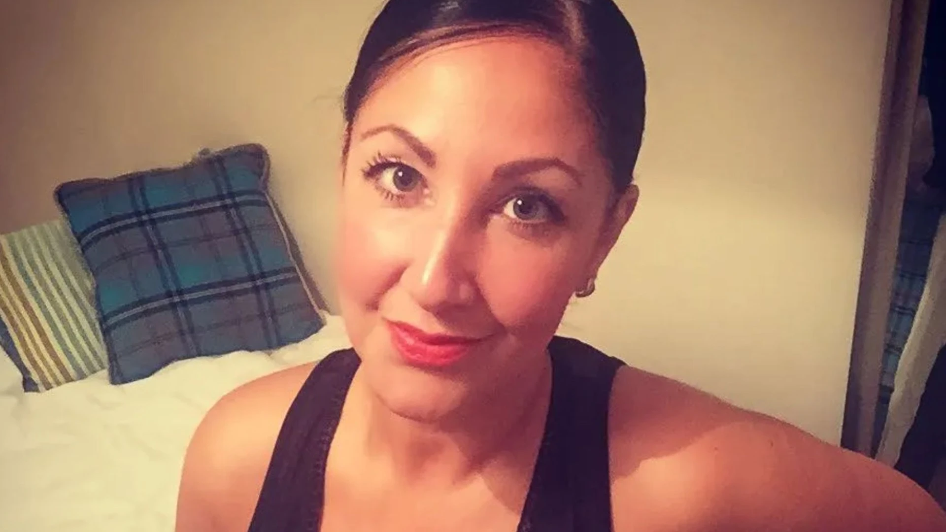 Forgotten girl band star looks unrecognisable as she poses in her living room