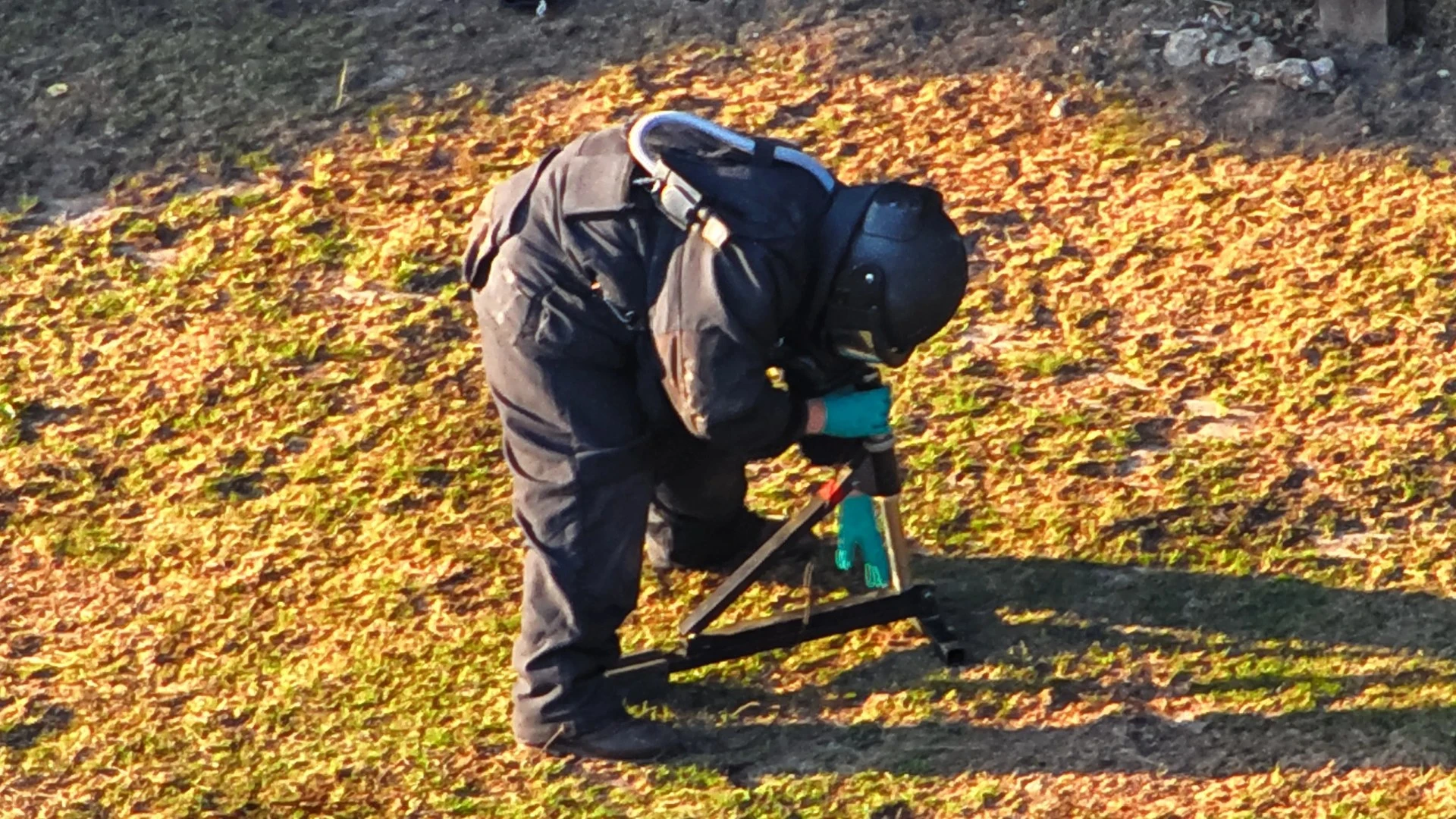 4 'suspicious devices' found after 'chainsaw-wielding plumber' shot by cops