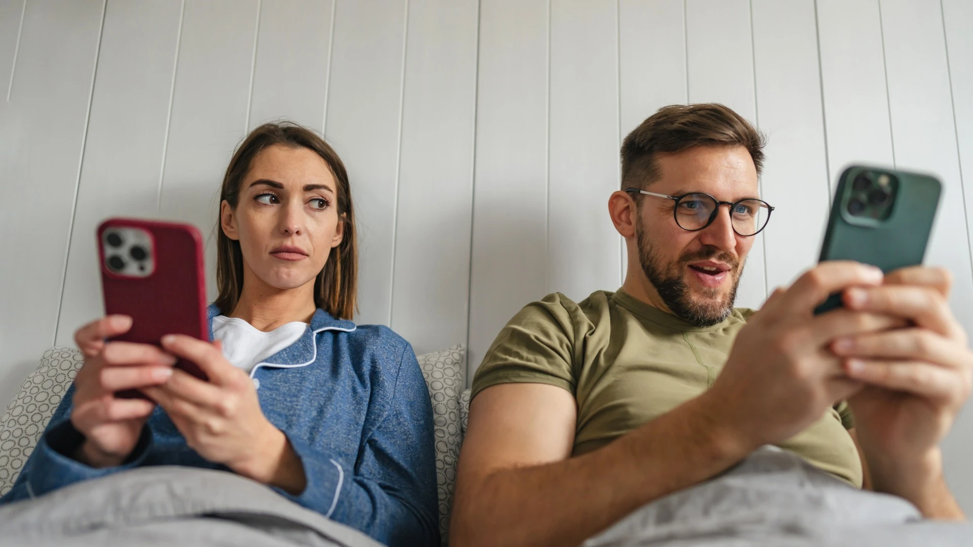 9 signs your partner is jealous of you… & thing they do when you get attention