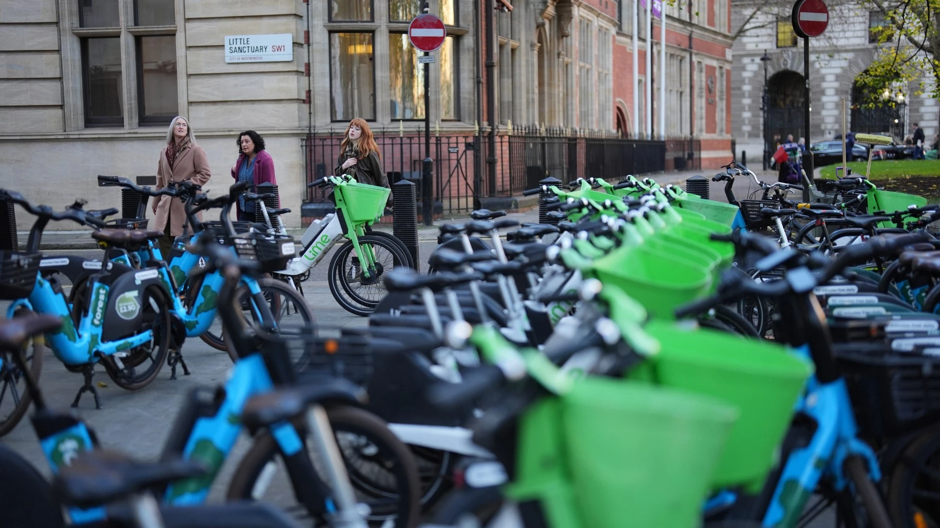 Ex-Wimbledon champion cycles to Queen's on Lime bike after car was stolen