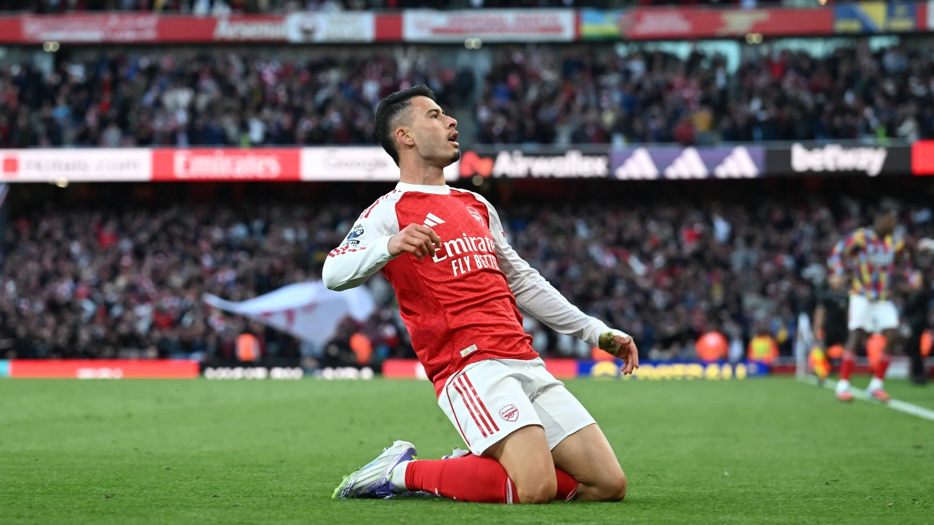 Martinelli's sublime lob rescues point for Gunners in huge Prem clash