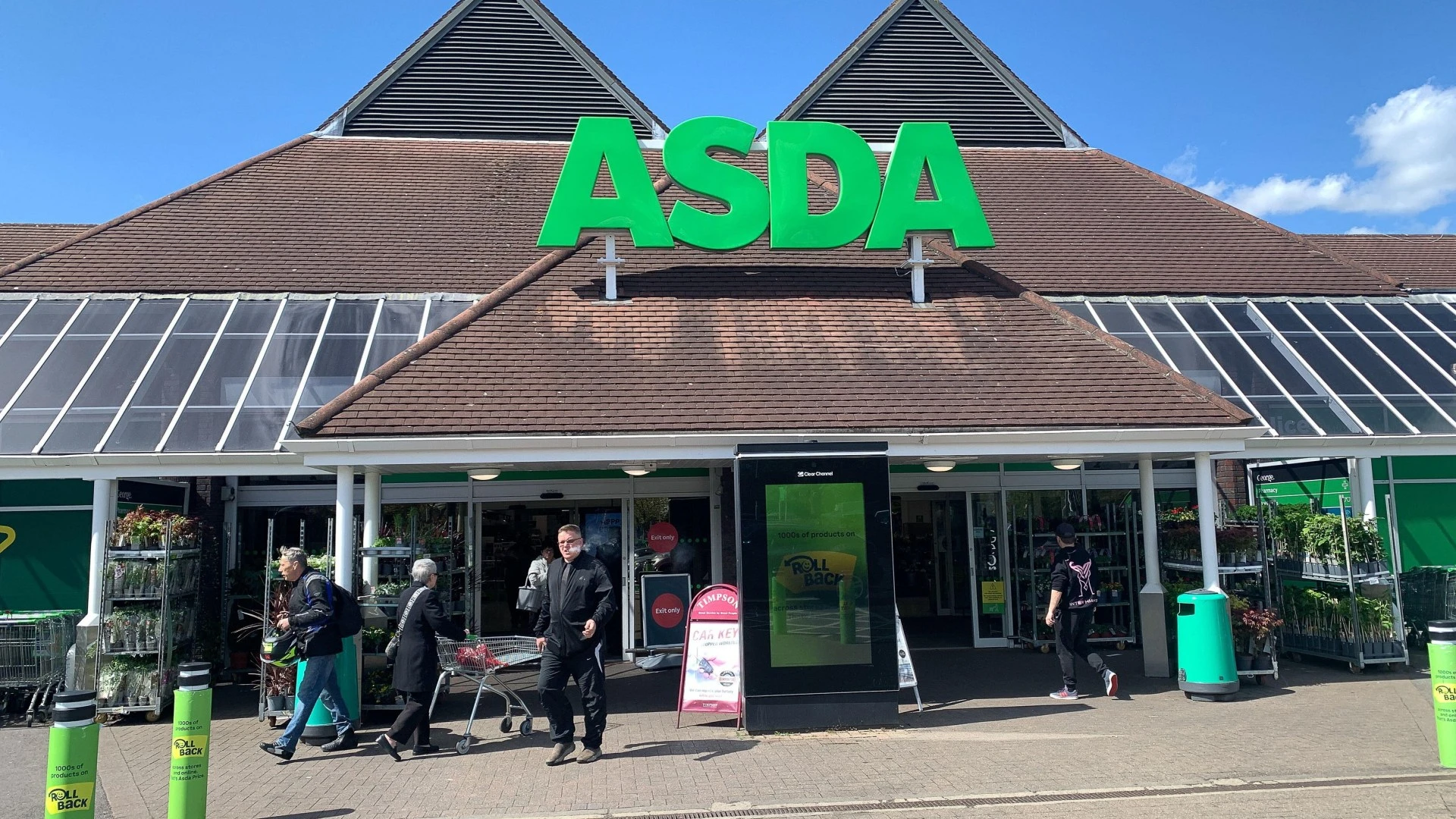 Parents trawl Asda shops for the ultimate baby bottle gadget slashed to just £8