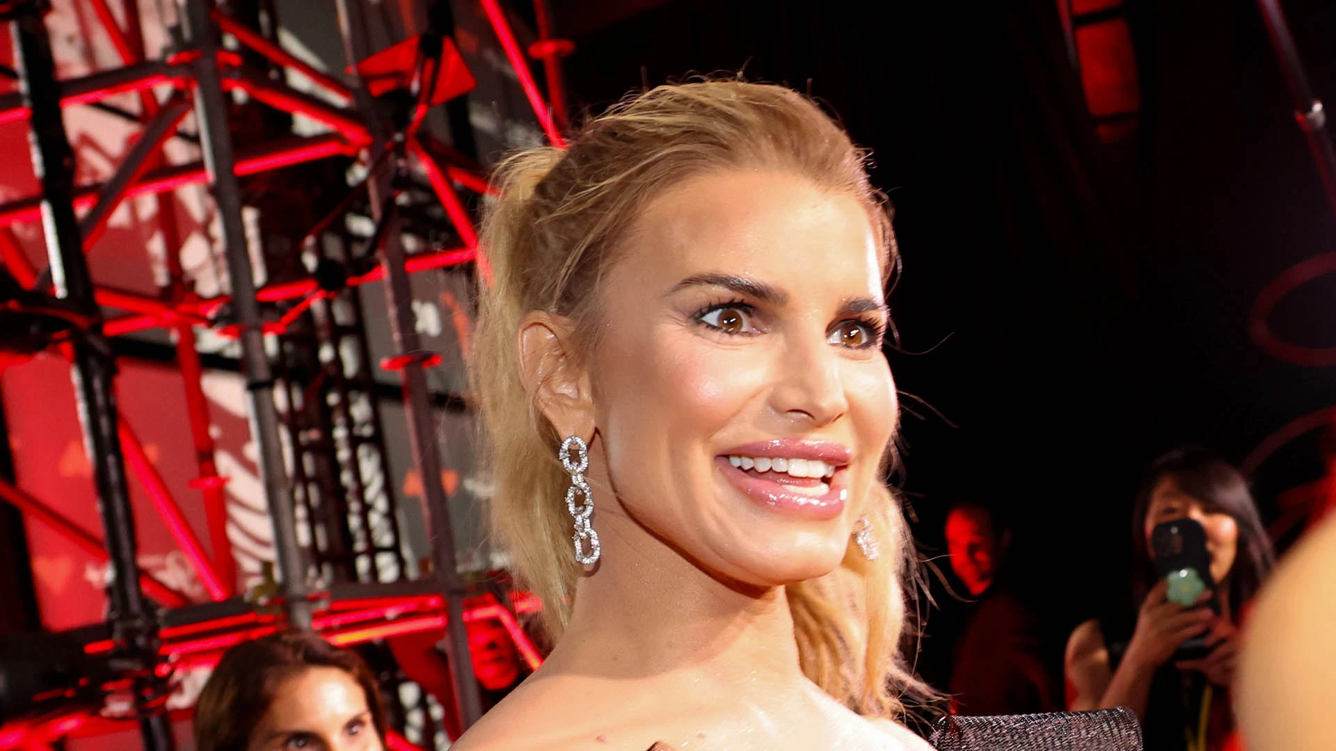 Jessica Simpson shocks fans with new look on stage at VMAs with Ricky Martin