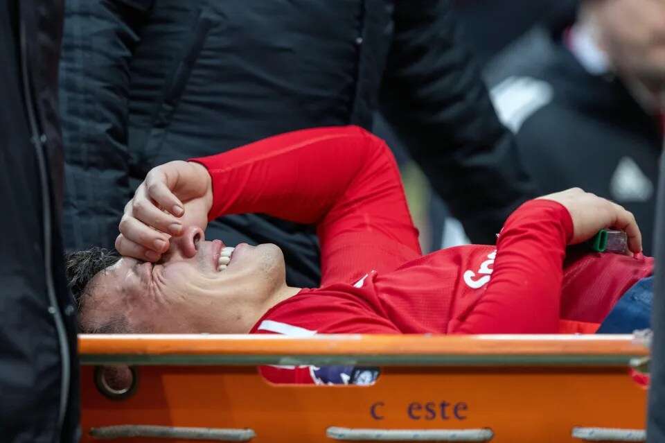 'Call the season off' say fans as Man Utd confirm worst-case Martinez injury