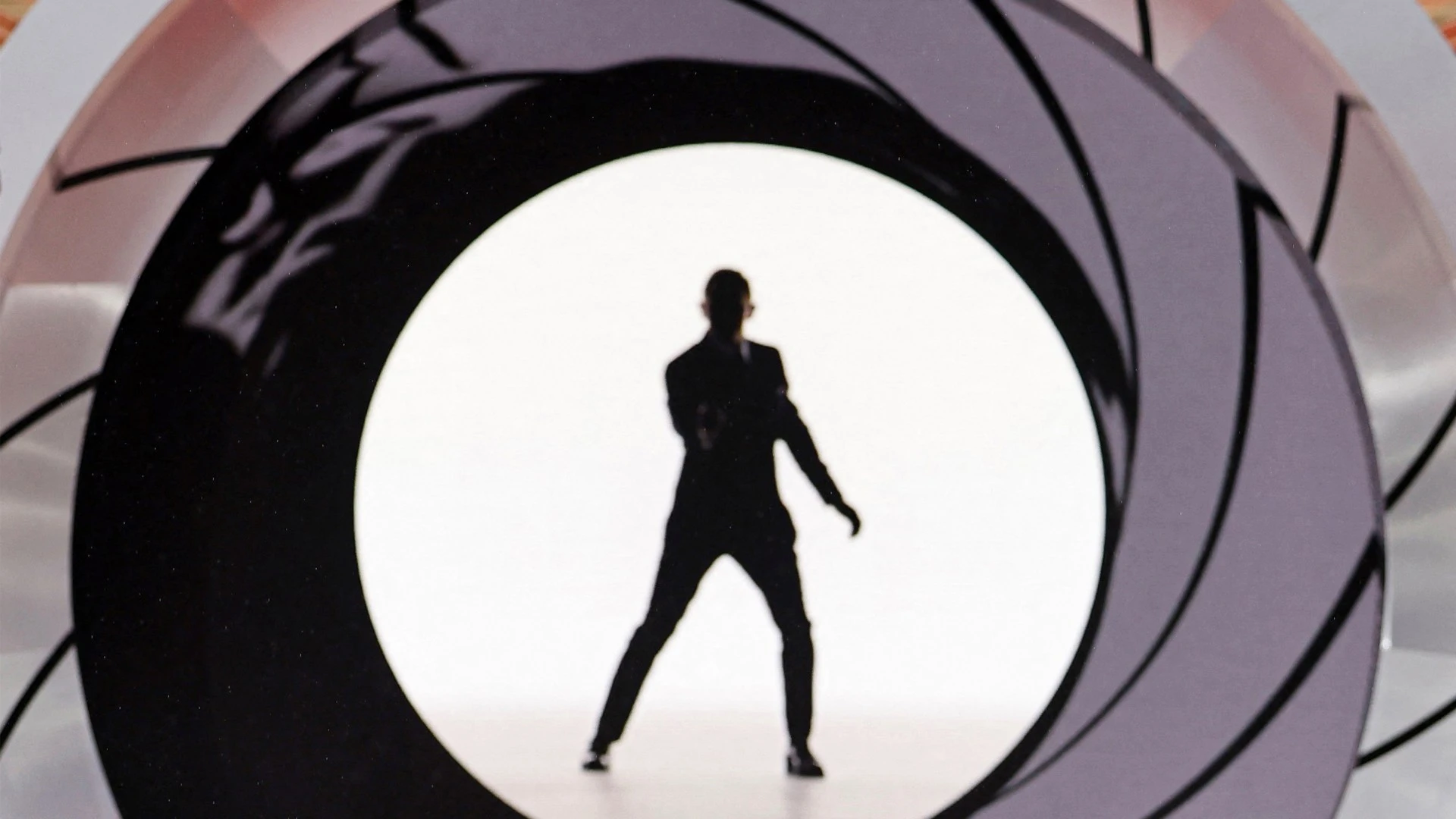 Brit acting legend says he wants to play Bond but takes swipe at 007 bosses