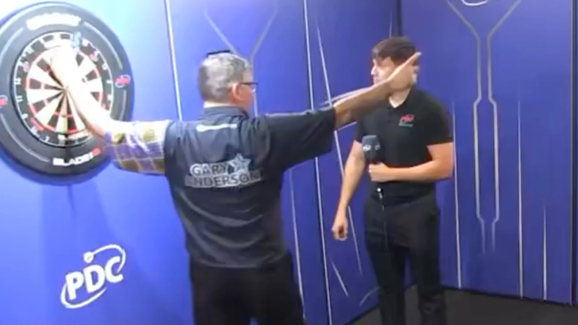 Darts star Gary Anderson produces 'one of the best bits of sporstmanship ever'