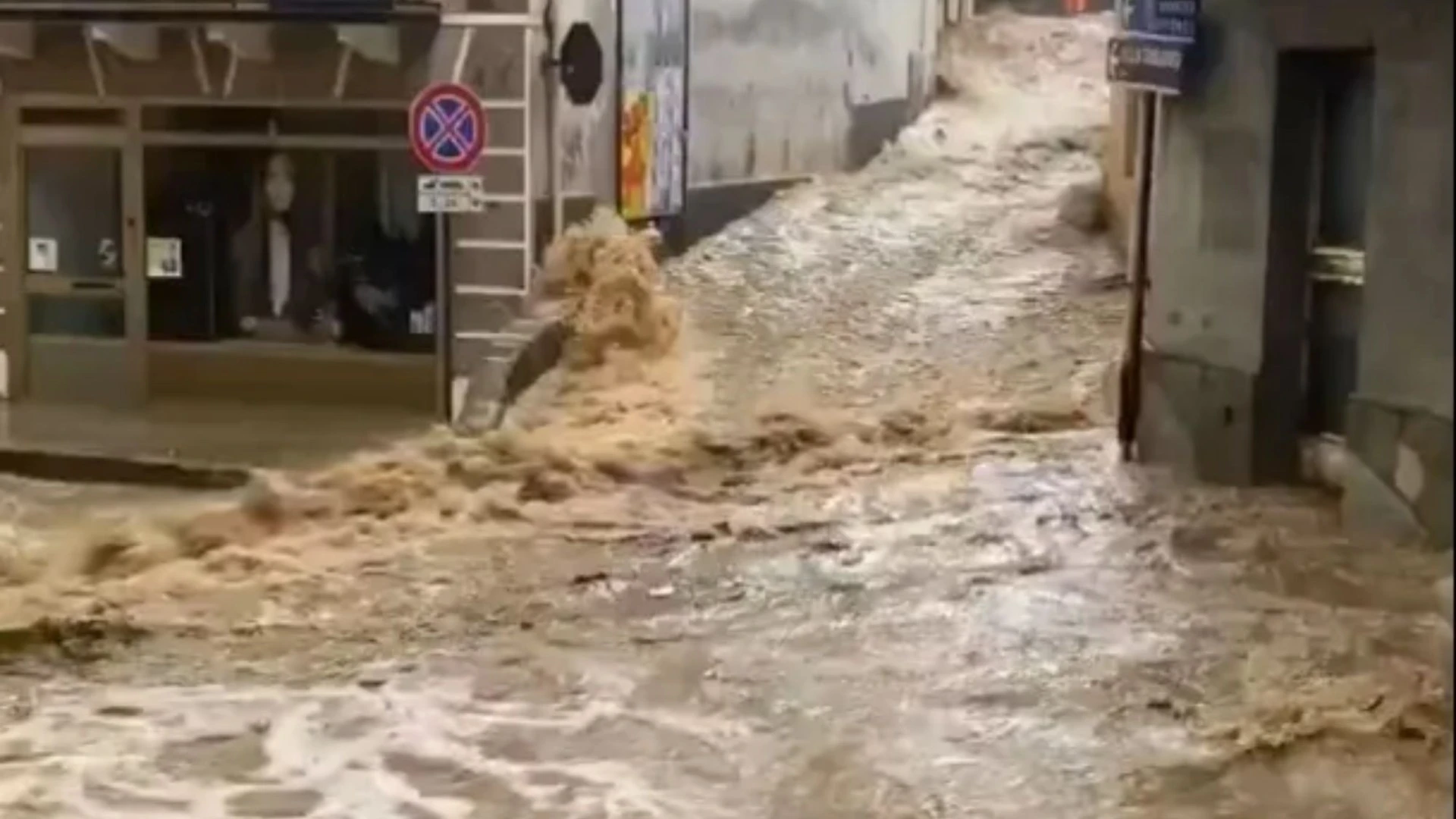 Shock vids show floods sweeping through Brit hols hotspot as 'red alert' issued