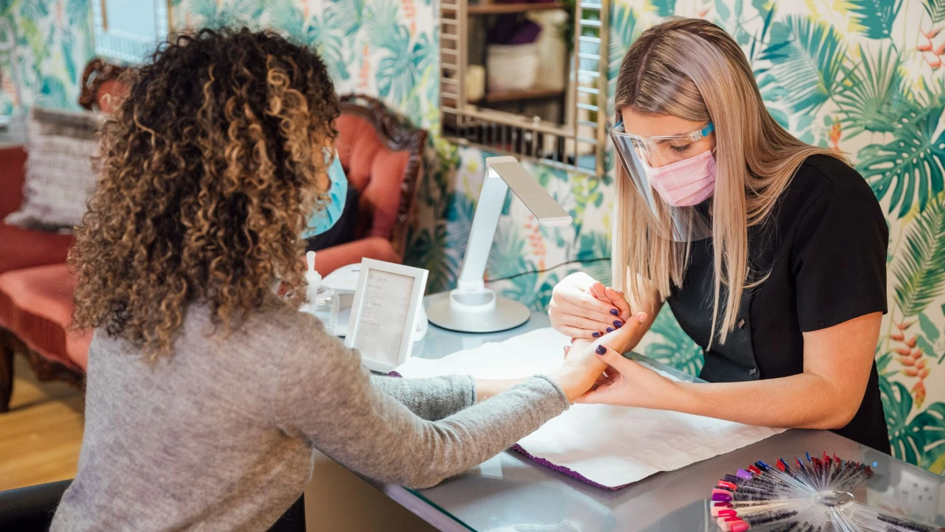 Nail tech shows off clients ‘duck’ pedi & beauty fans slam it as ‘scary’
