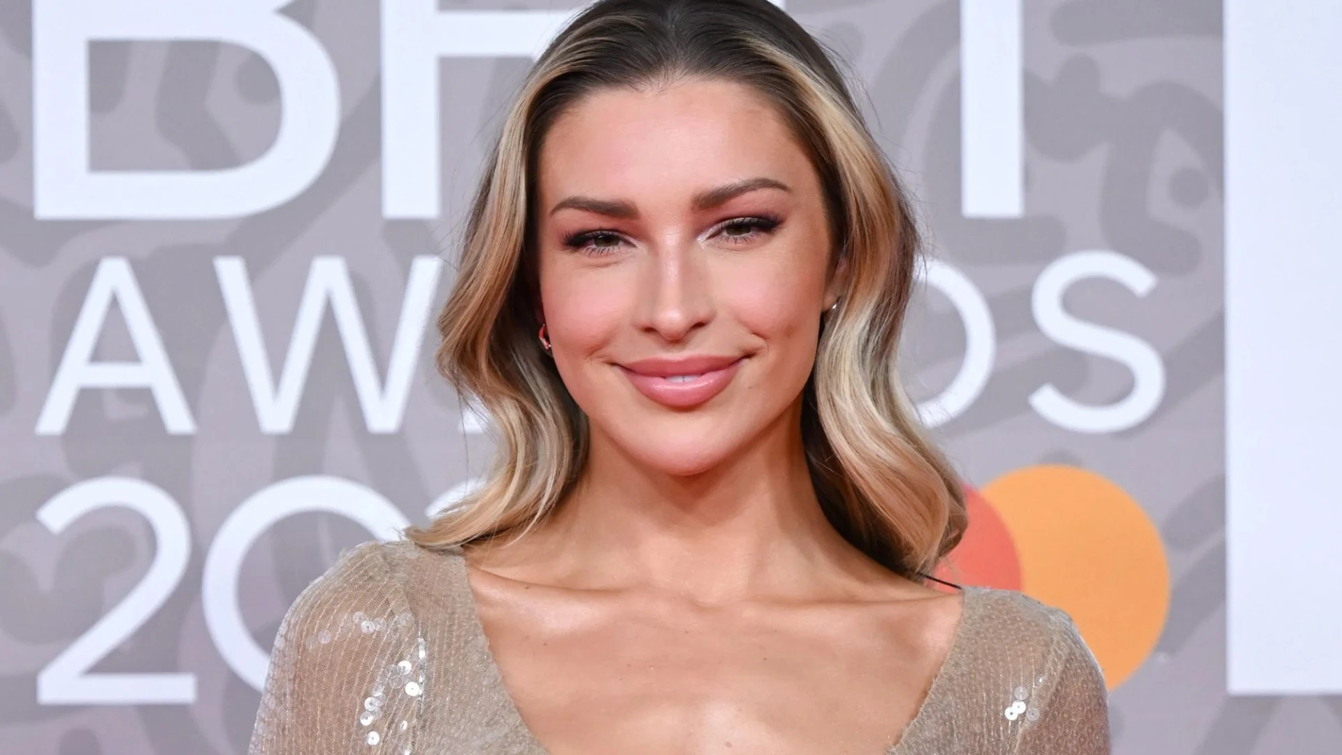 Zara McDermott shares first pic with Louis Tomlinson as they 'make it official'