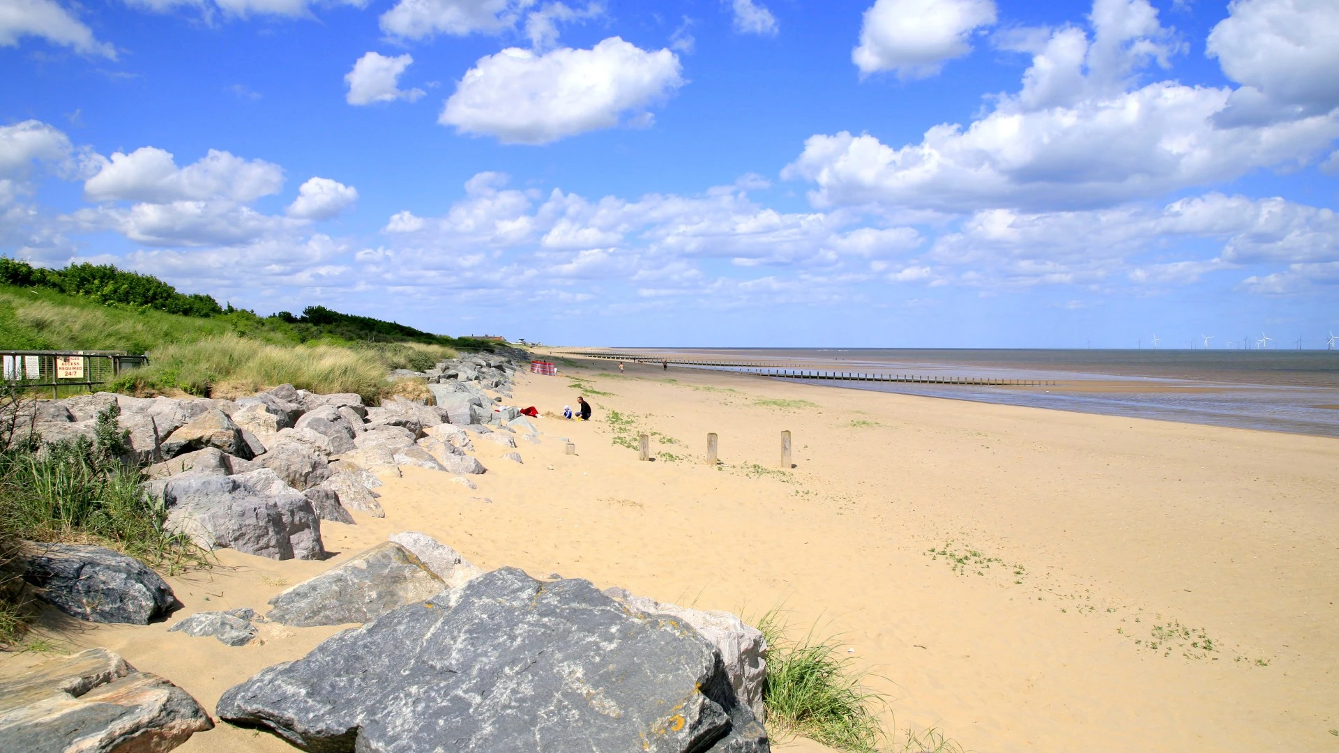 Swimmer in his 30s dies after being pulled from sea at popular UK beach