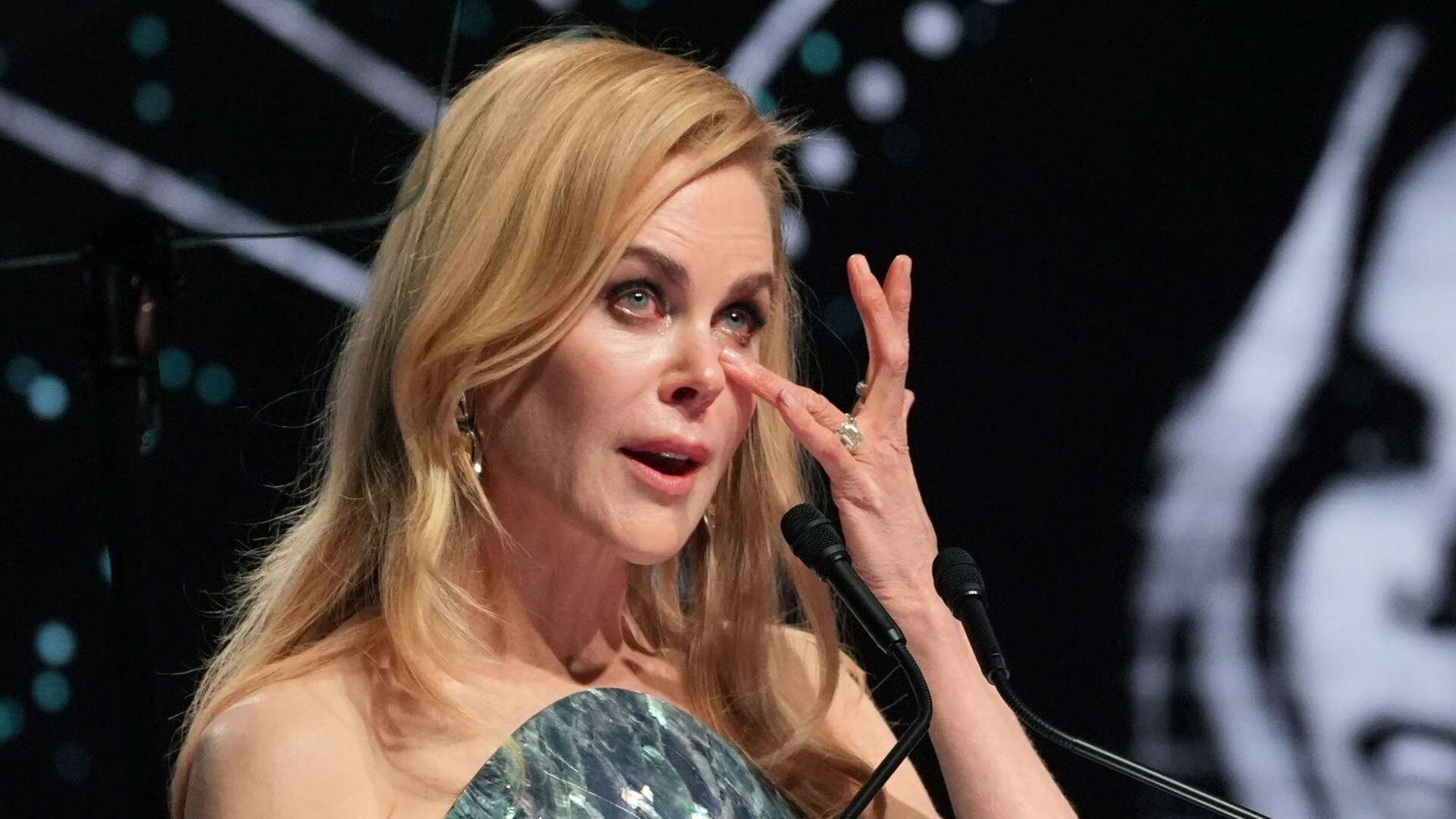 Nicole Kidman makes tearful tribute to late parents as she accepts award