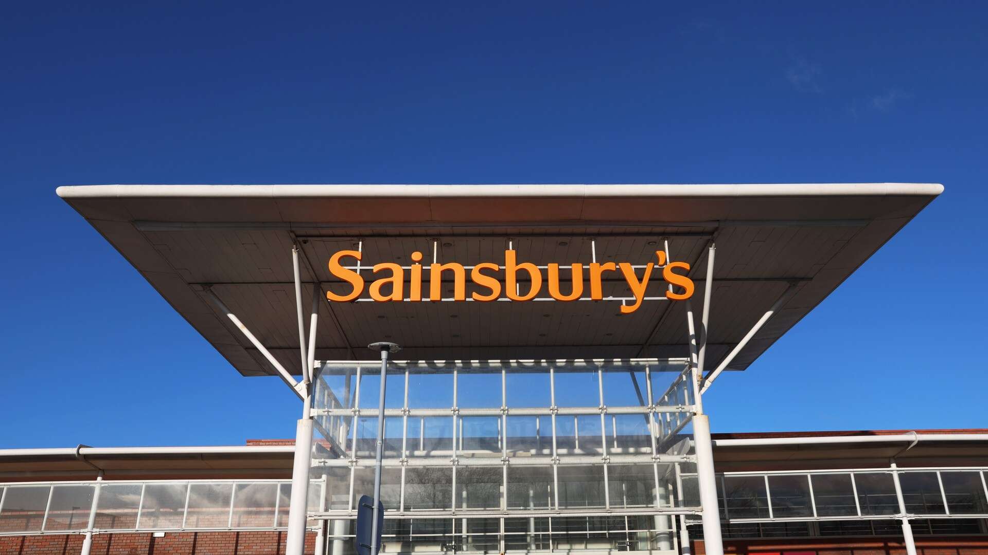 Shoppers run to Sainsbury’s for spring jacket as ‘obsessed doesn’t come close’