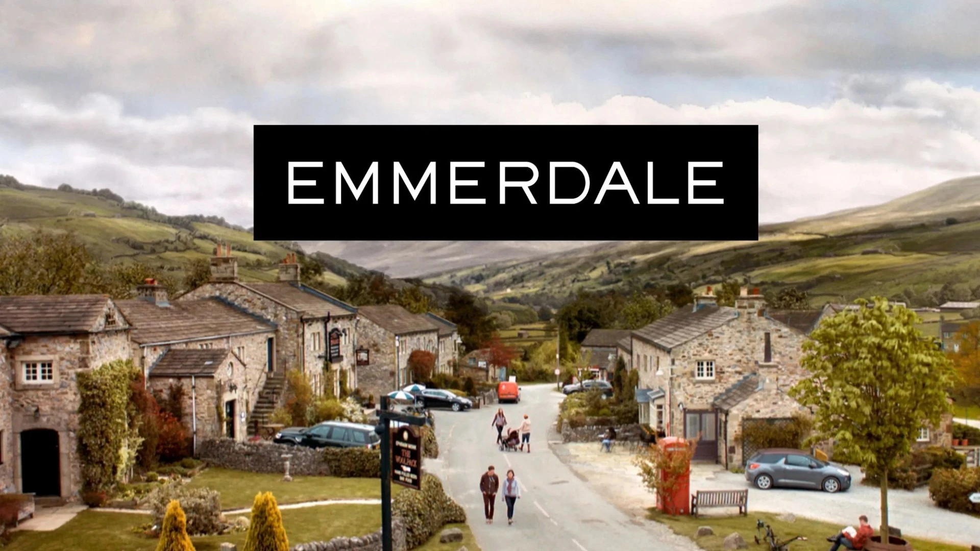 ‘They’re not even trying now!’ say Emmerdale fans about actress’s huge baby bump