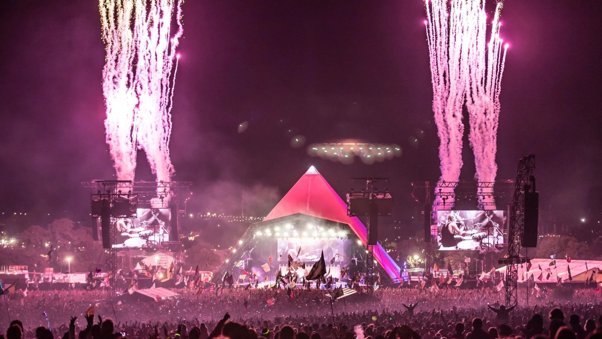 Glastonbury’s ‘mystery’ performer ‘gives away’ appearance as he flies into UK