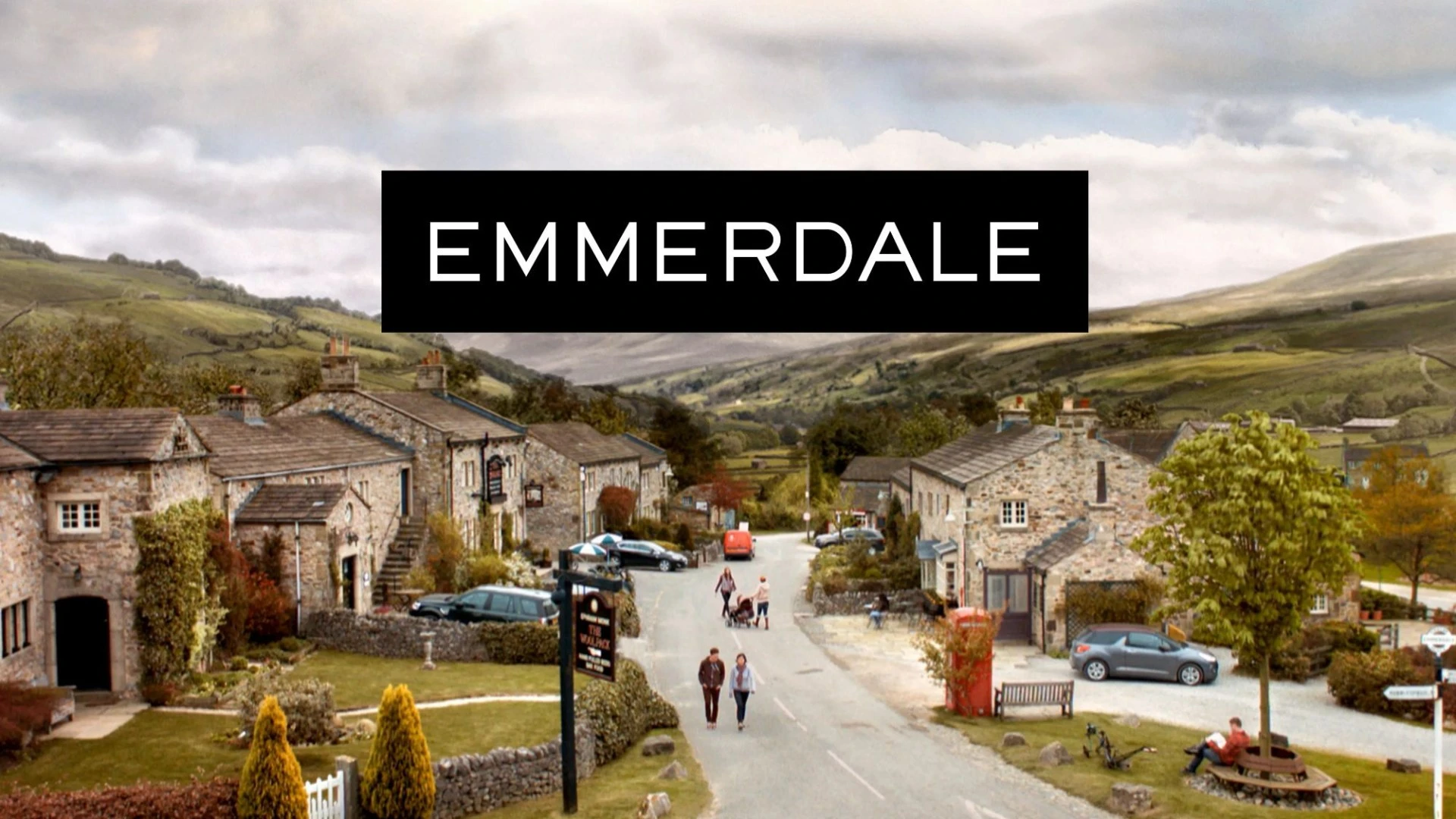 Horrifying moment Emmerdale legend has nasty fall - leaving him struggling alone