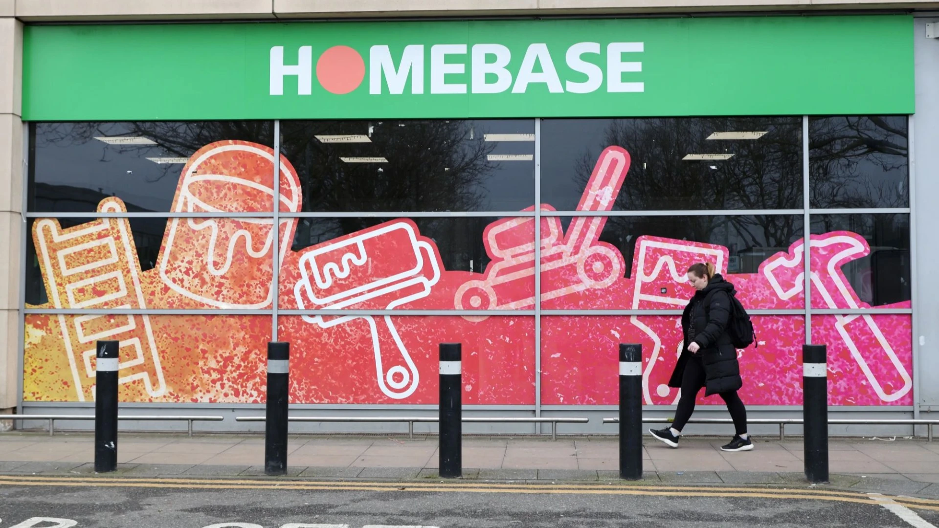 Homebase is selling posh outdoor lights for under £30 & they don't require plugs