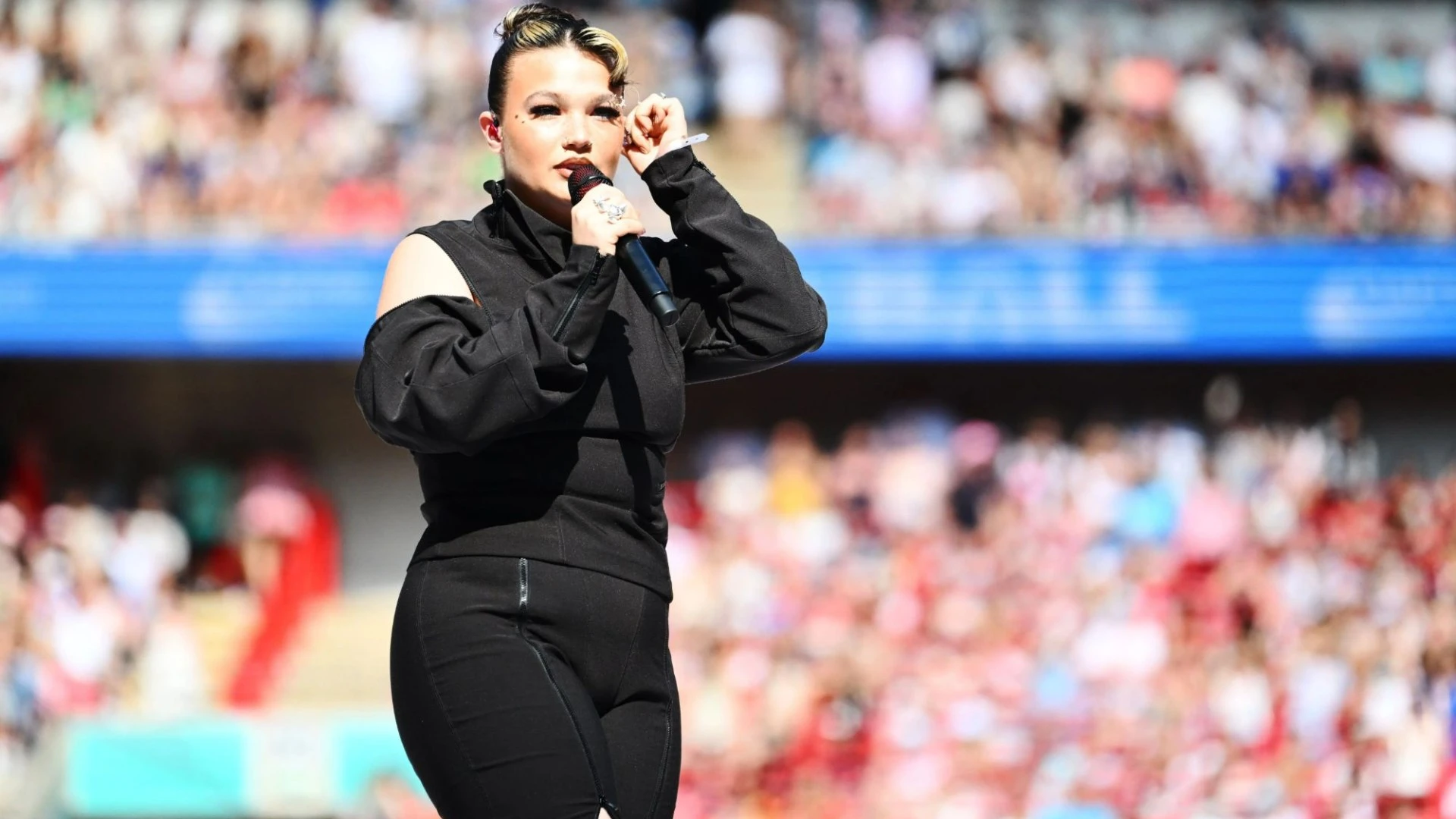 Messy singer Lola Young breaks down in tears live on stage
