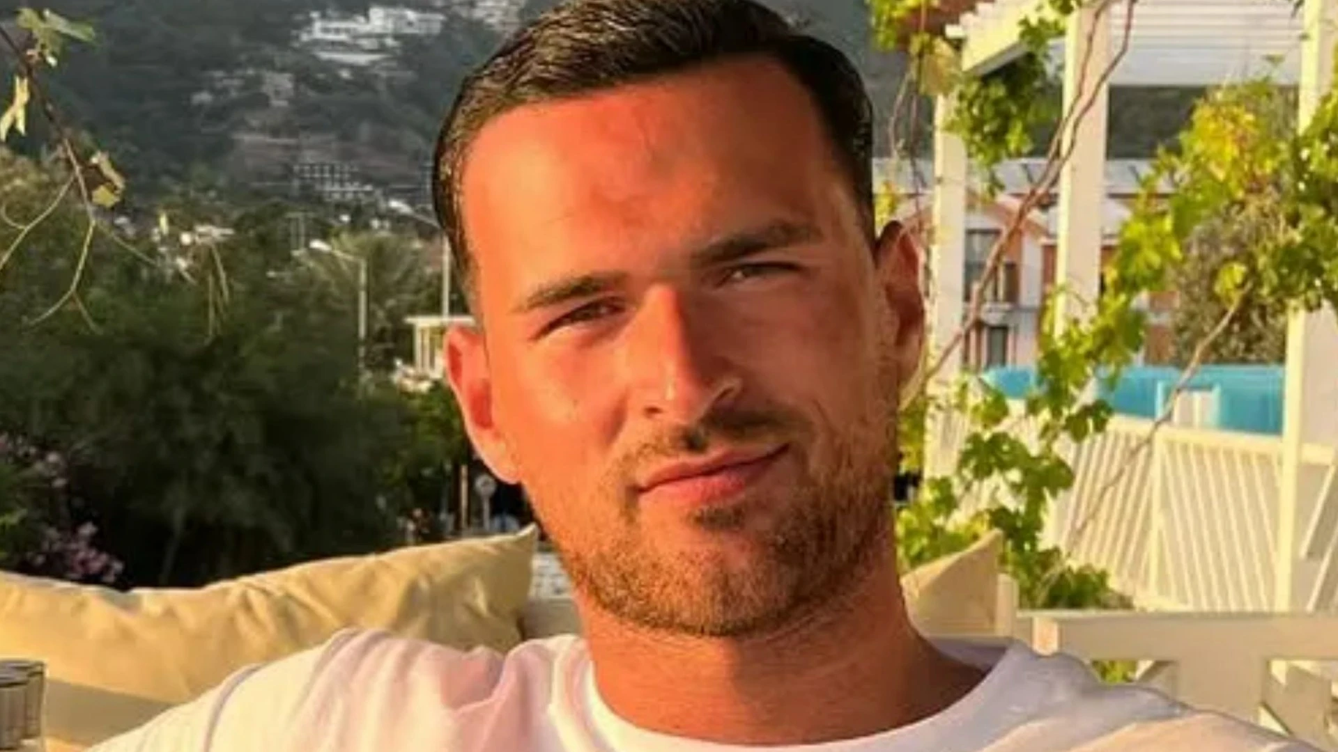 Love Island’s Ronnie grows close to stunning influencer after Harriett split