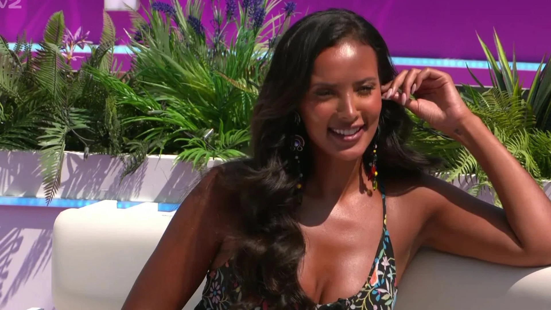 Love Island star offends viewers in seconds as she makes comment about 9-5 jobs