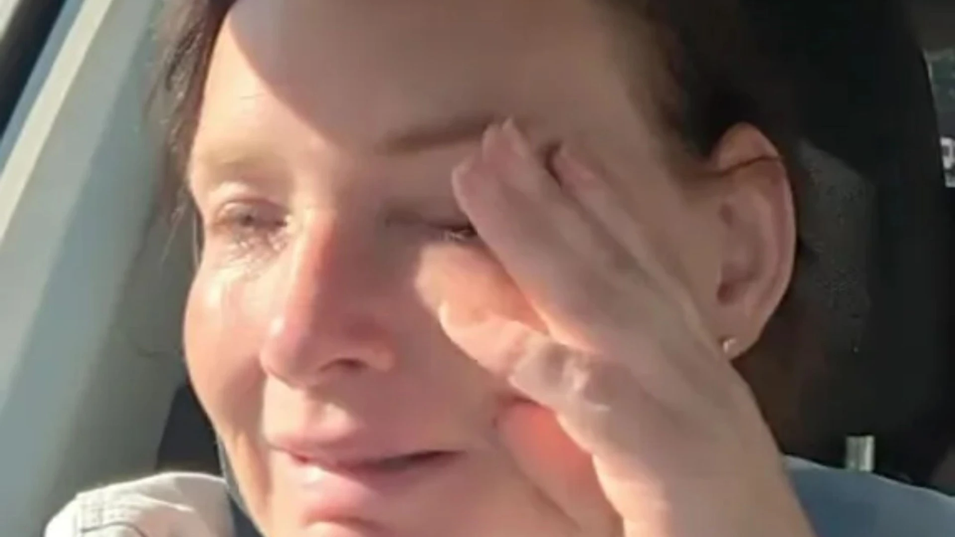 Single mum sobs & asks people to help pay her bills - but some say ‘stop begging’