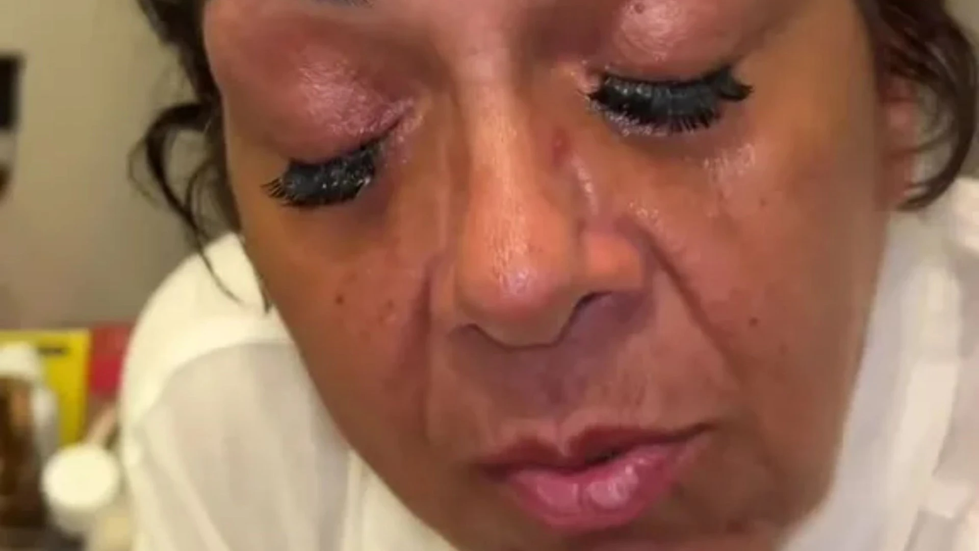 My gran tried lashes & I warned her not to - I’m sure they used nail glue