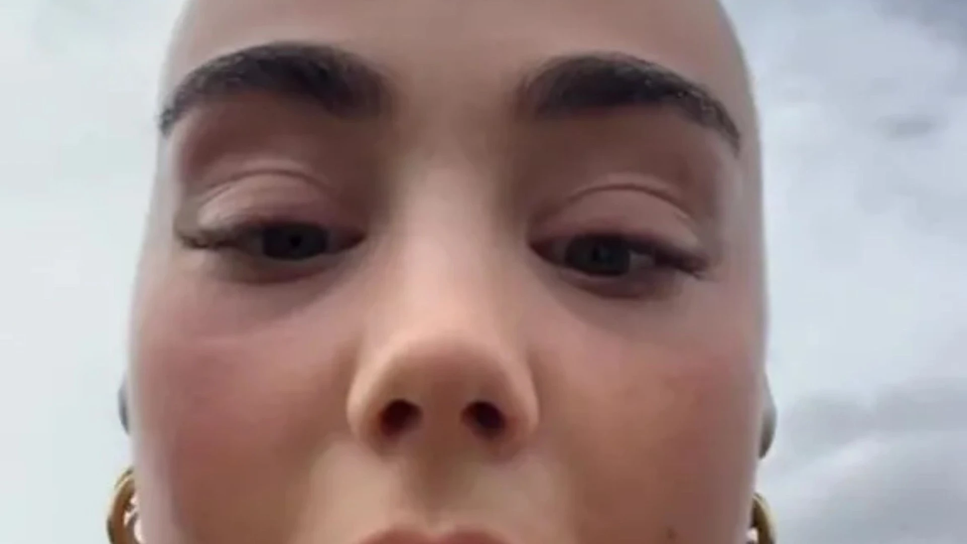 Woman tries to ‘save her nails’ by opening can in unusual way but it goes wrong