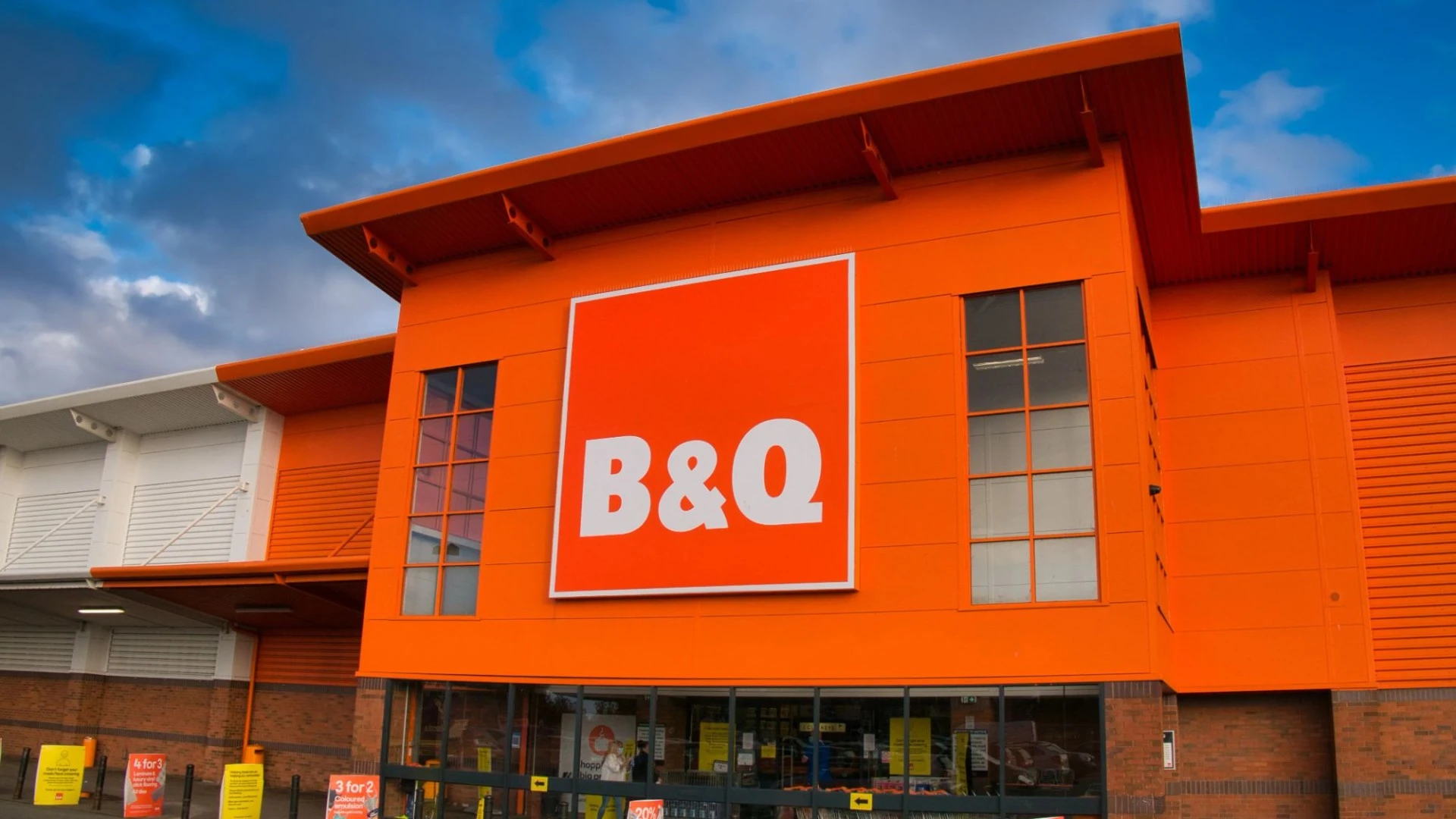 B&Q is selling a cheap privacy fence to keep your garden away from prying eyes