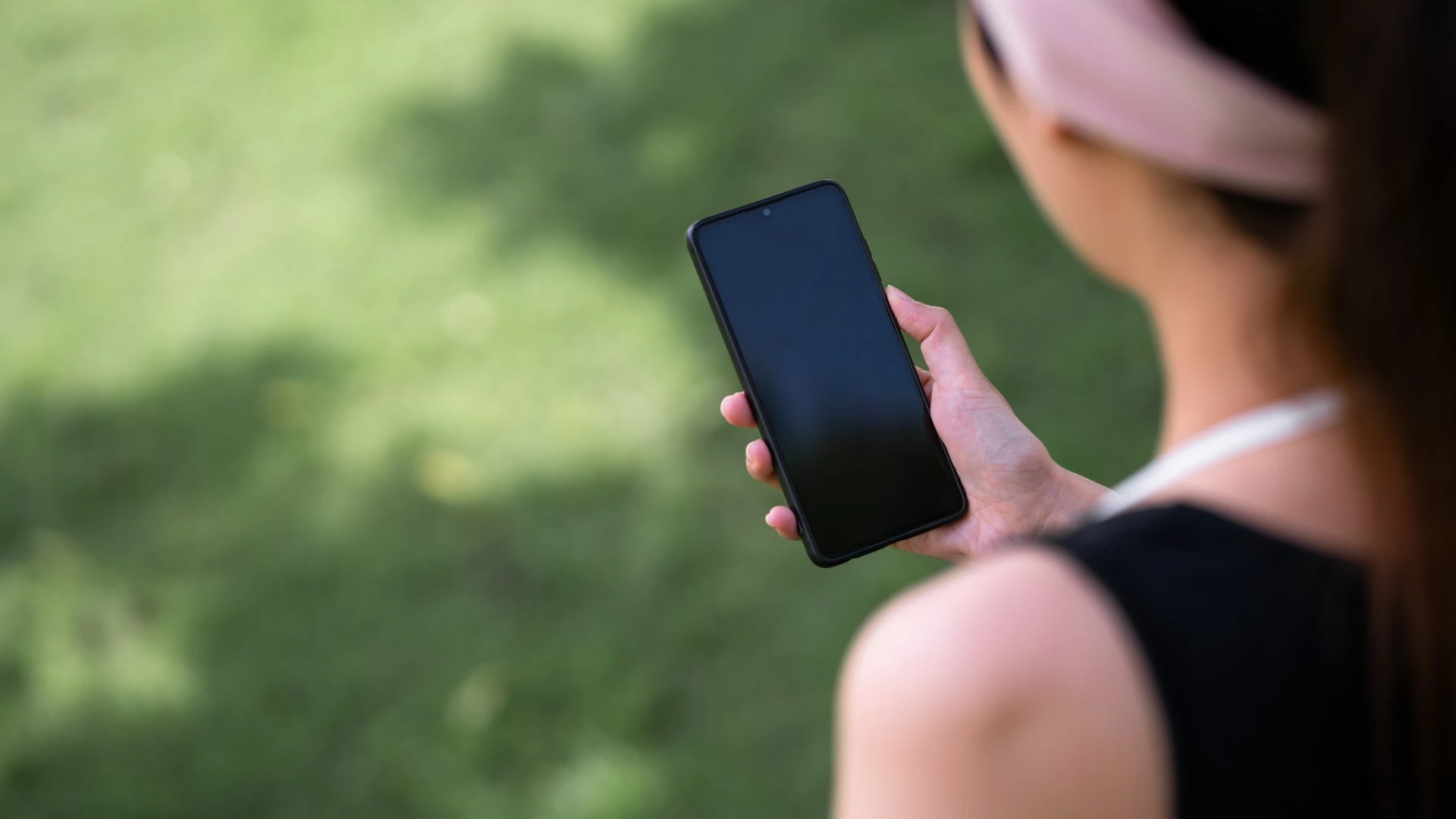 You're killing phone signal by holding mobile wrong, experts warn
