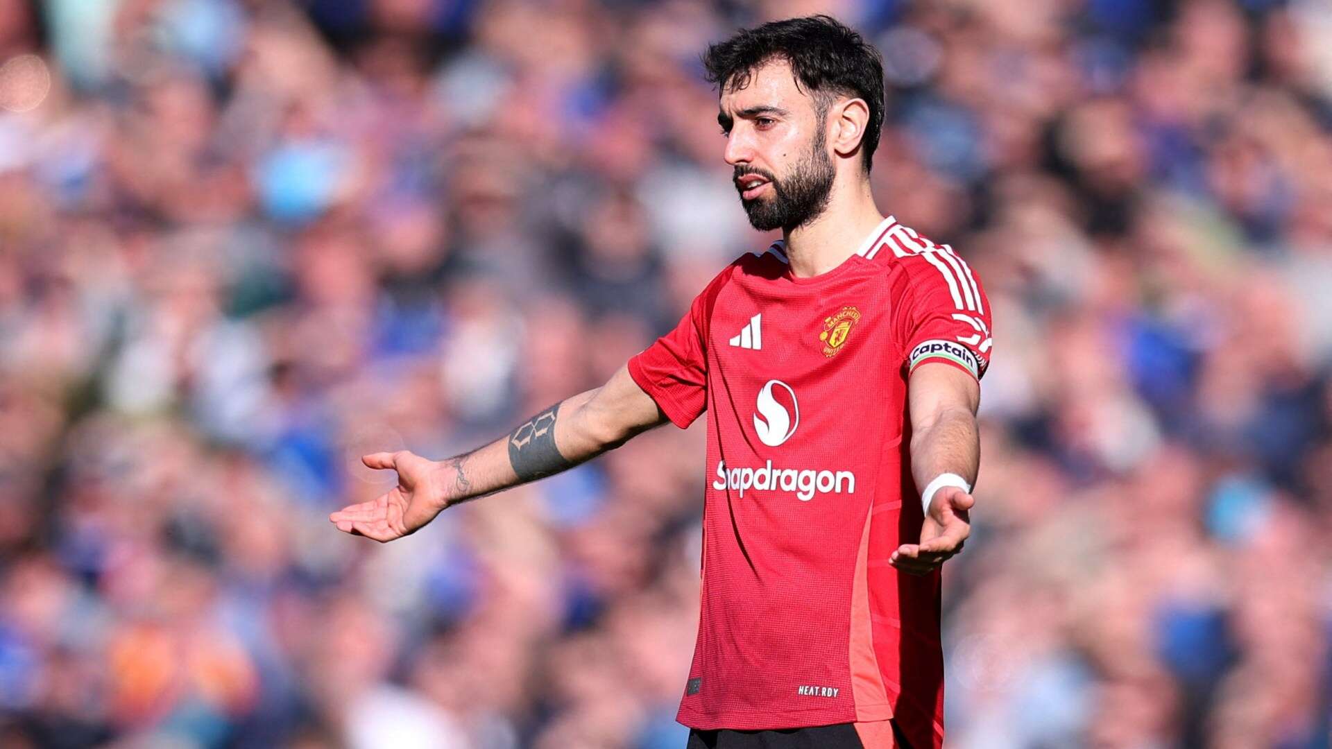 Bruno Fernandes 'involved in half-time bust-up with Everton legend'