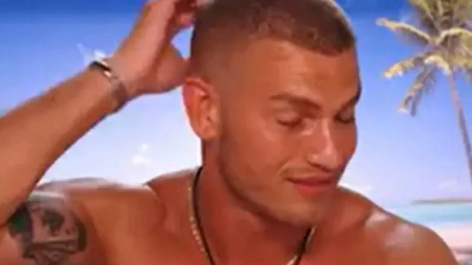 Watch awkward moment Love Island hunk completely forgets villa beauty’s name