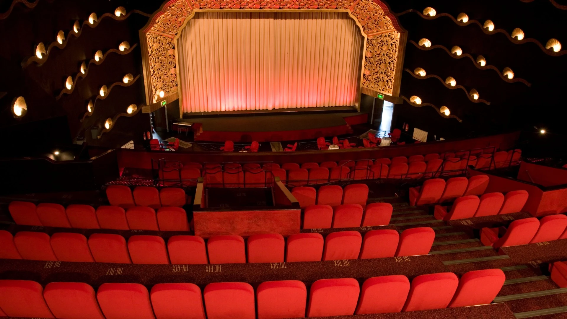 Top comedian sparks concern as he cancels gig hours before he's due onstage