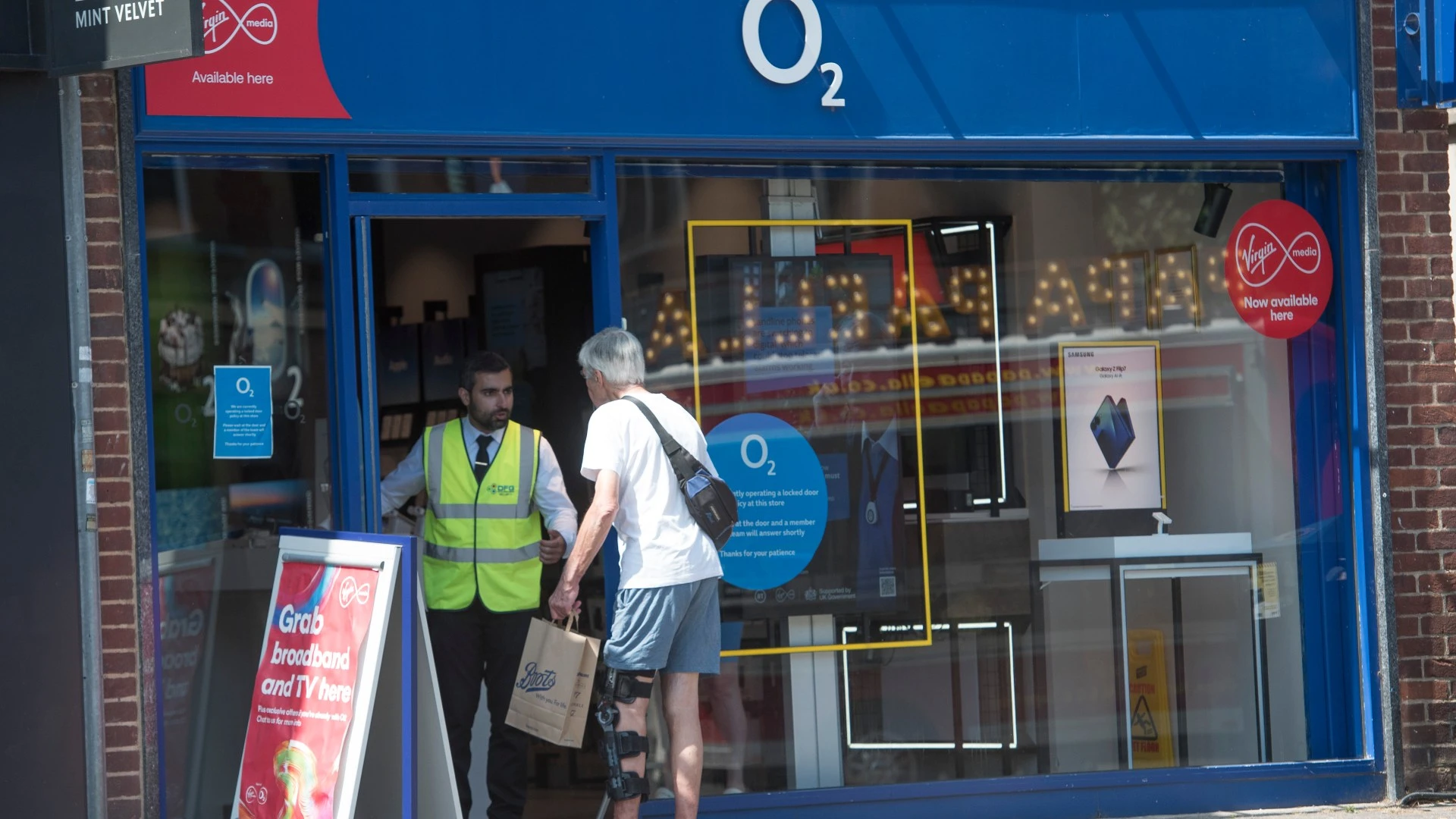 O2 phone shops in high risk areas locking their doors after armed robberies