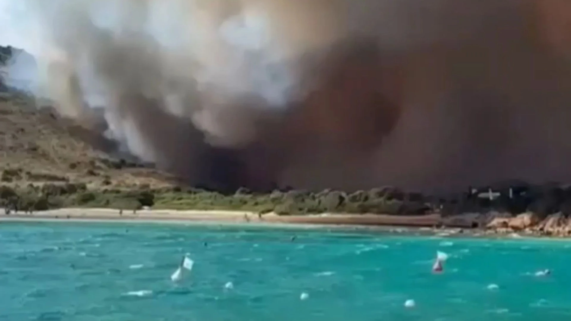 Horror moment wildfire erupts near beach sending panicked tourists fleeing