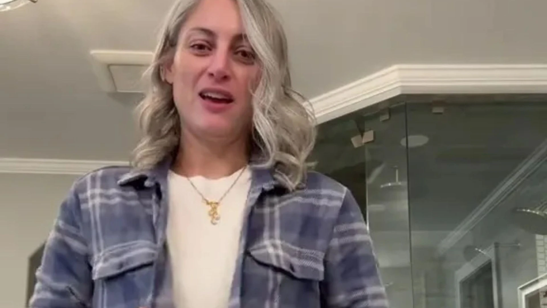 Woman praised for clever hack to keep sleeves up without bulkily rolling them