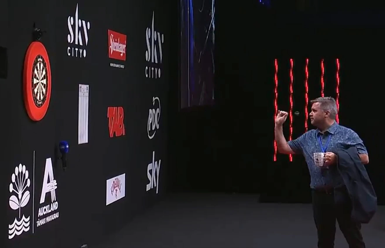 Darts ref hailed after nailing challenge while holding a cup of tea